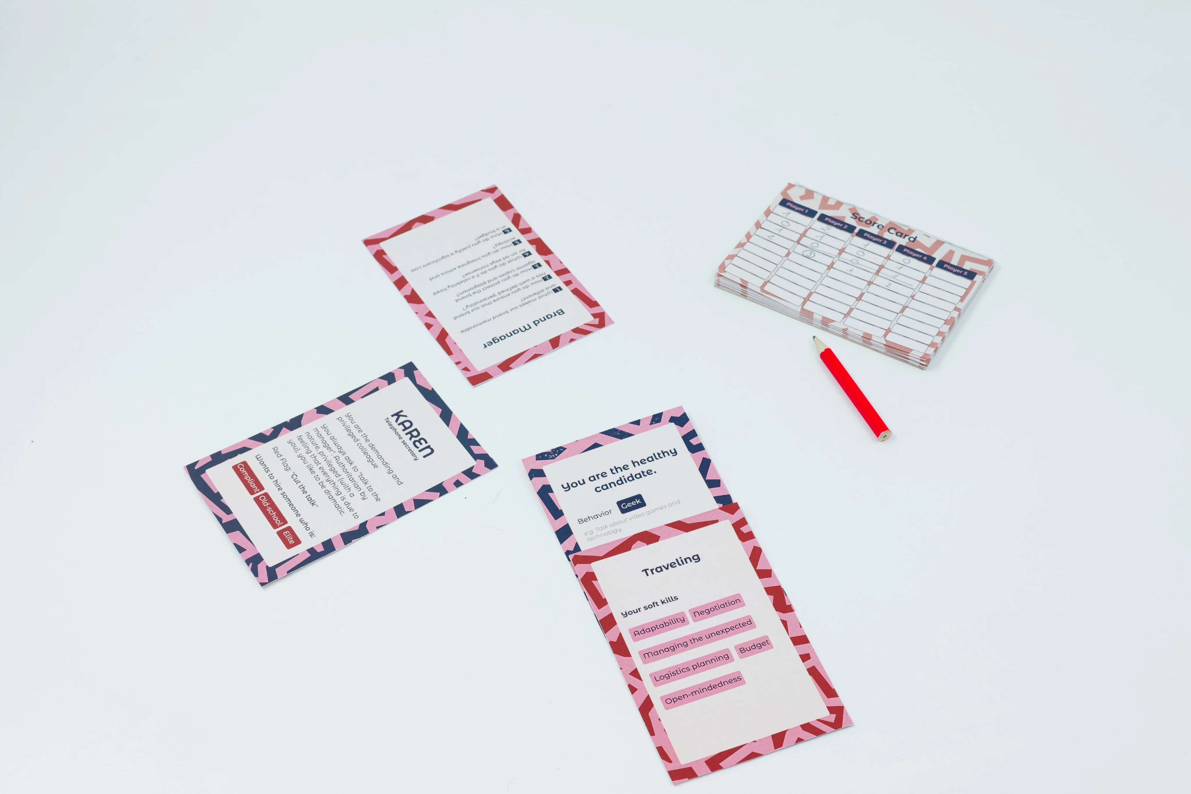 Cartes et crayon du jeu Karen