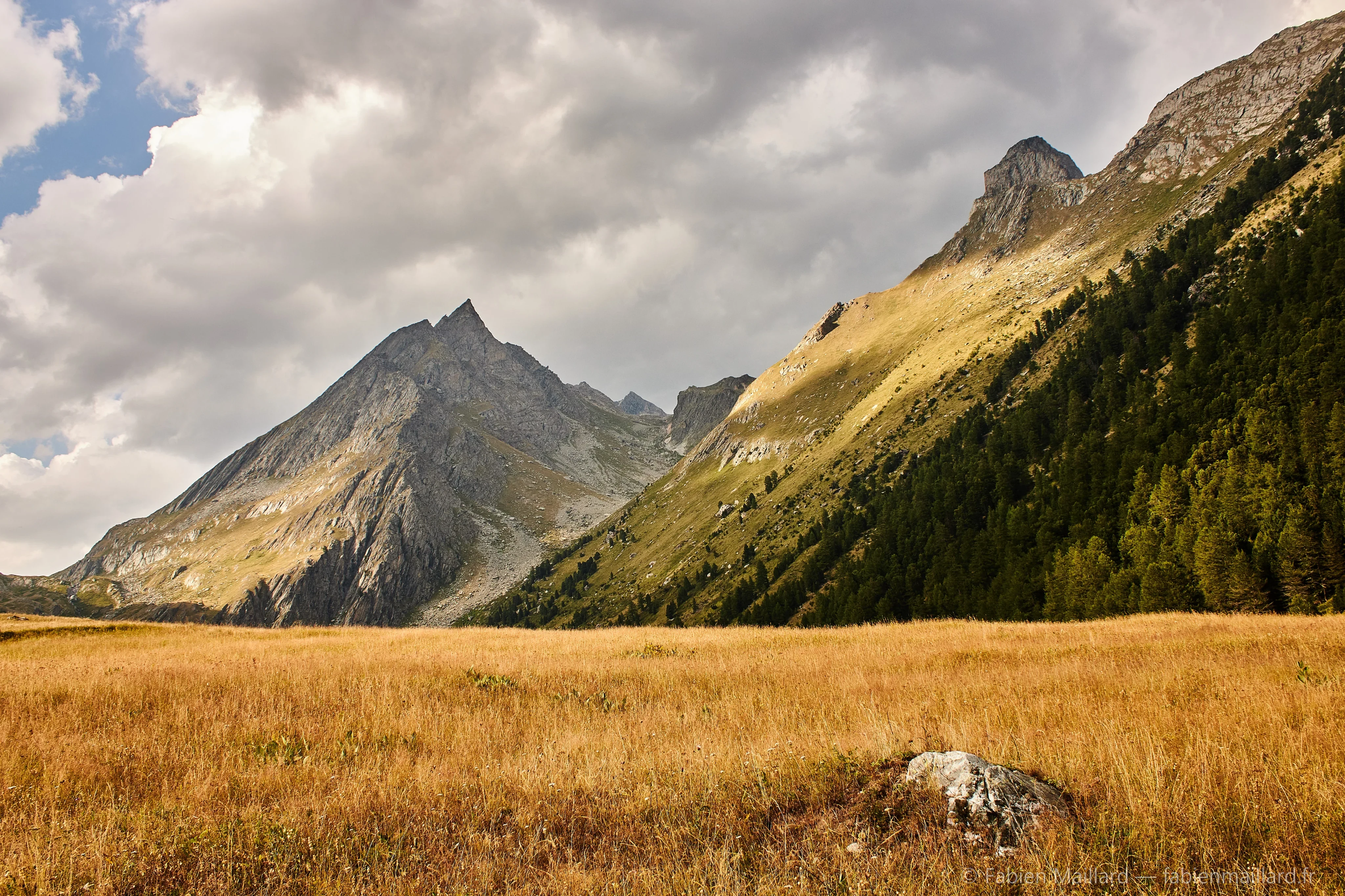 Sommet rocheux dans les nuages, vallée d'Orgère
